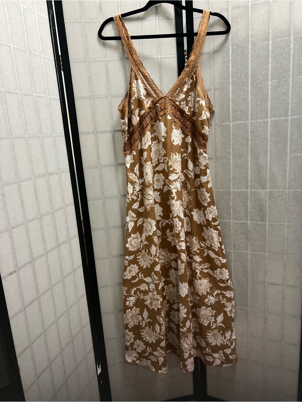LOFT Tan and White Floral Lace-Trim Maxi Dress